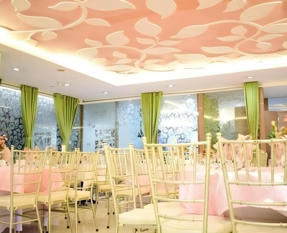 Vista Hotel Cubao Кесон Сити Екстериор снимка