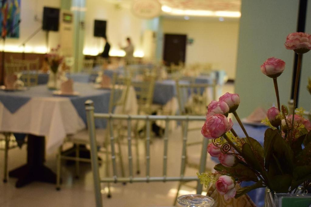 Vista Hotel Cubao Кесон Сити Екстериор снимка