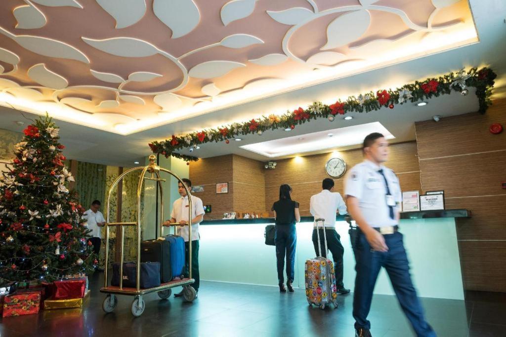 Vista Hotel Cubao Кесон Сити Екстериор снимка