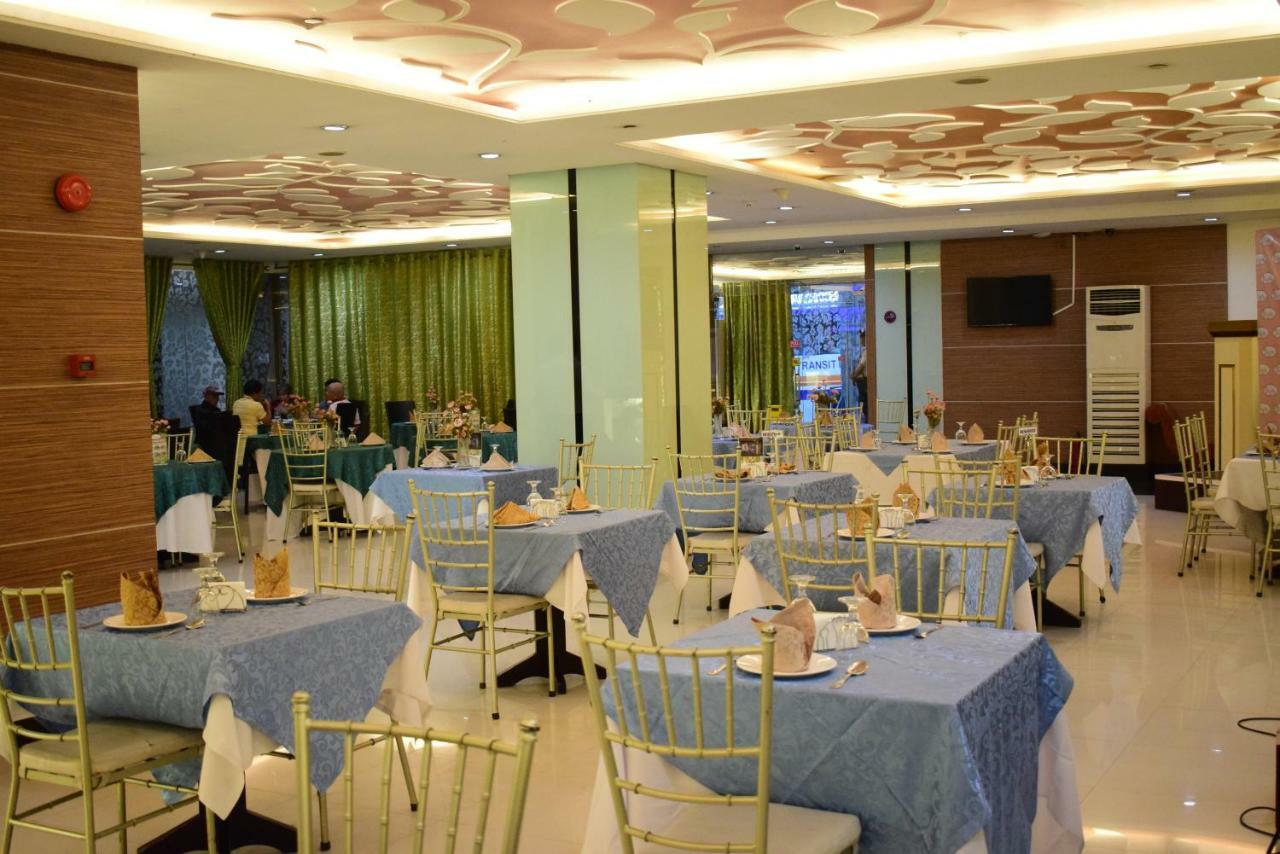 Vista Hotel Cubao Кесон Сити Екстериор снимка